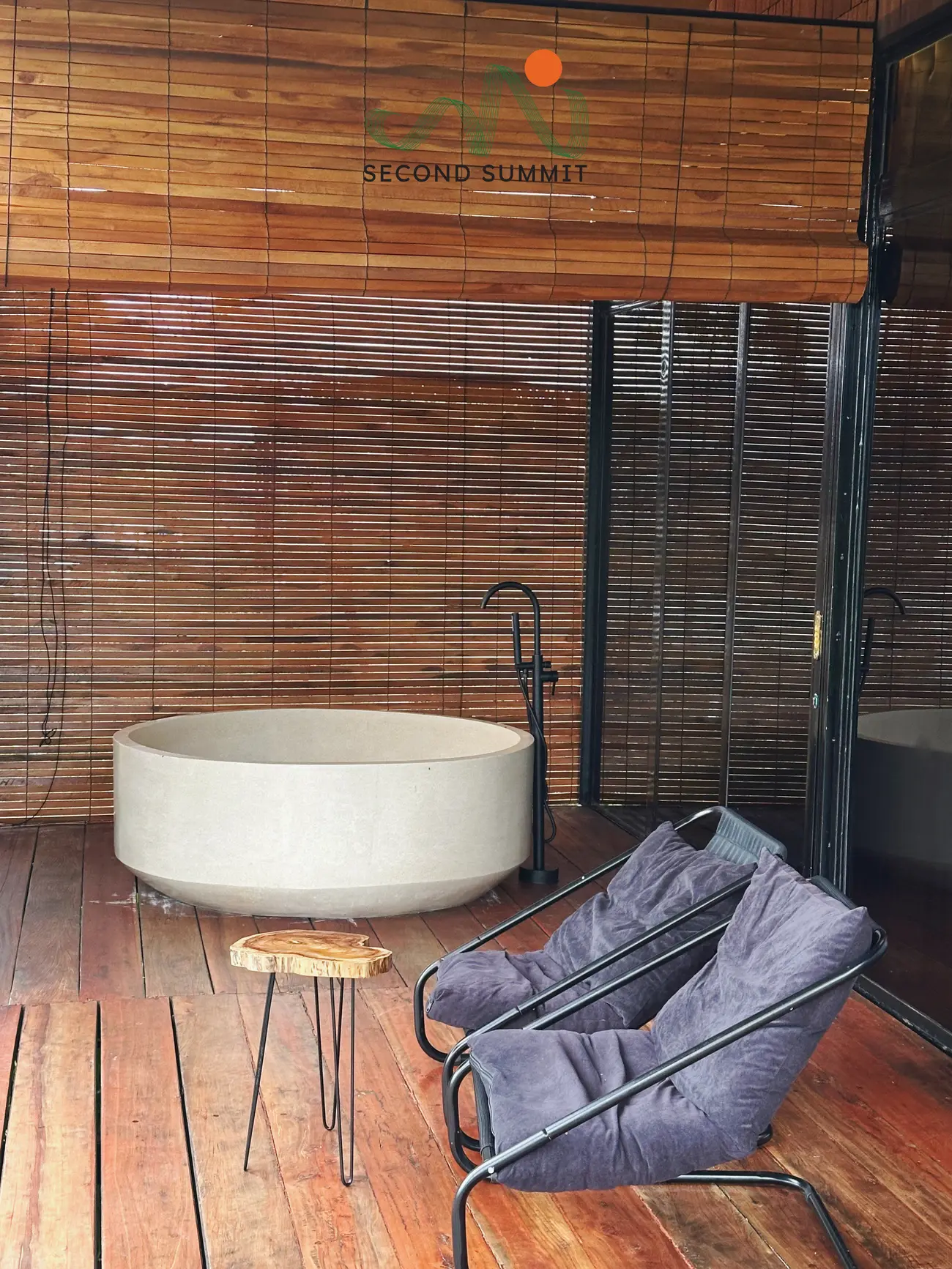 Deluxe suite outdoor tub