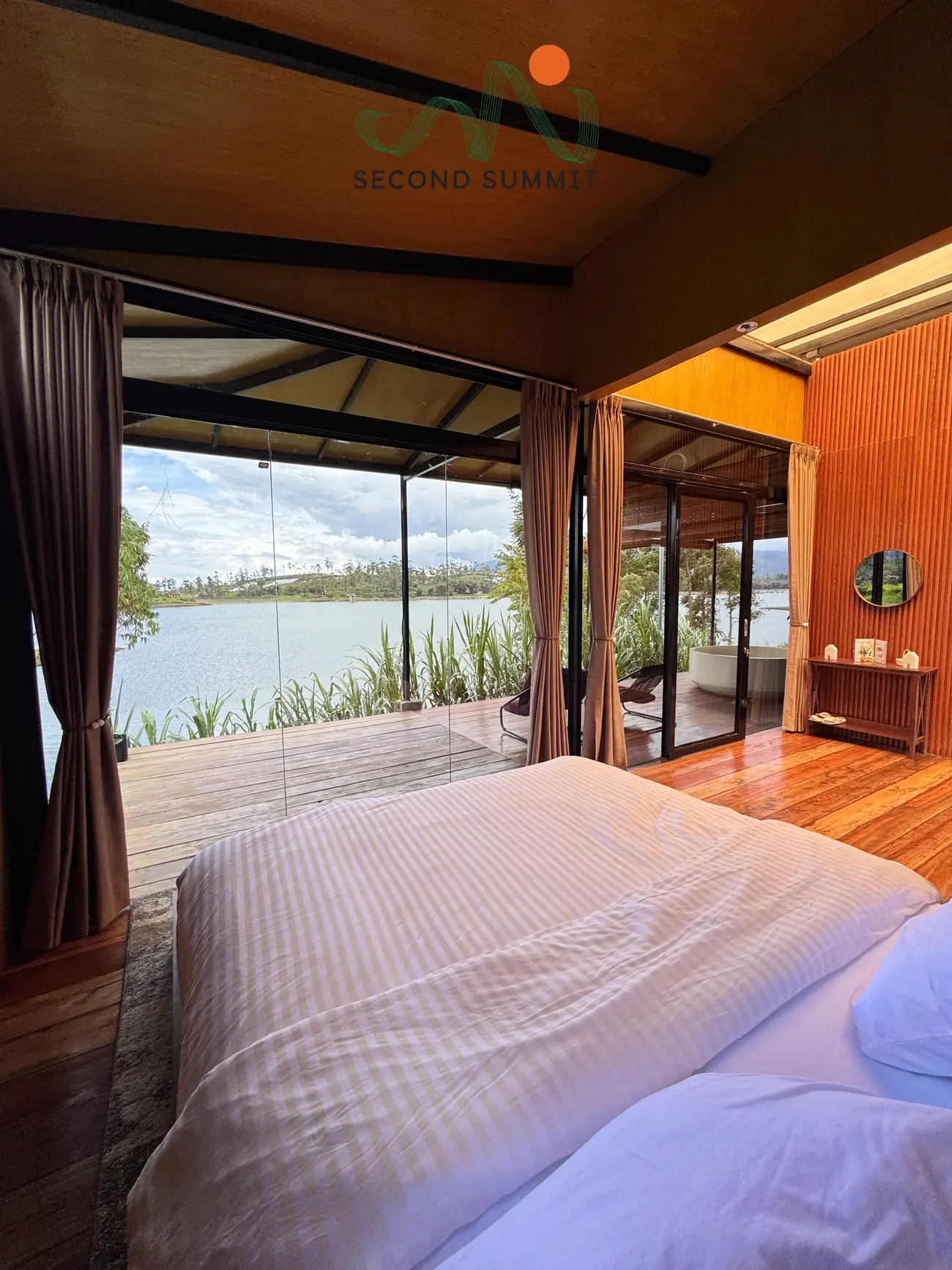 Deluxe suite bedroom with lake view