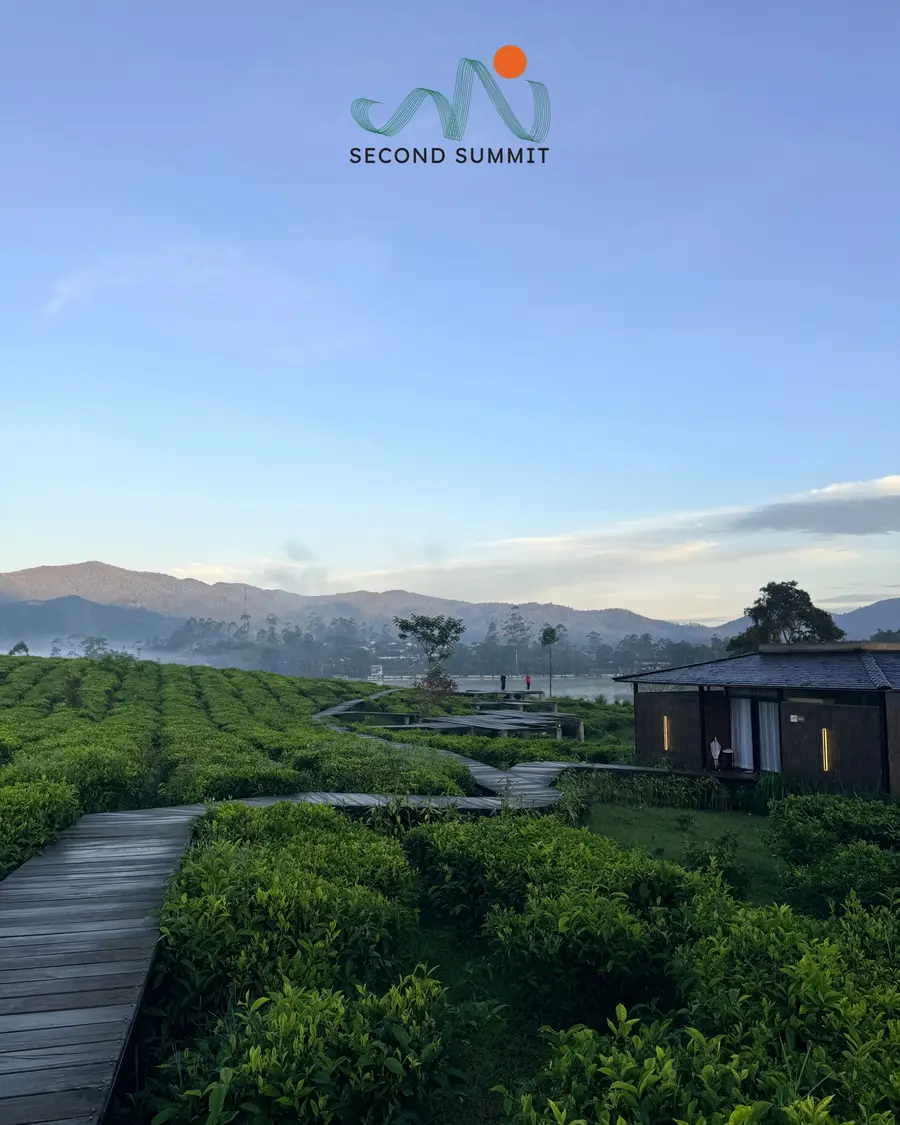 Boardwalk through the tea plantation, cabin overlooking the lake
